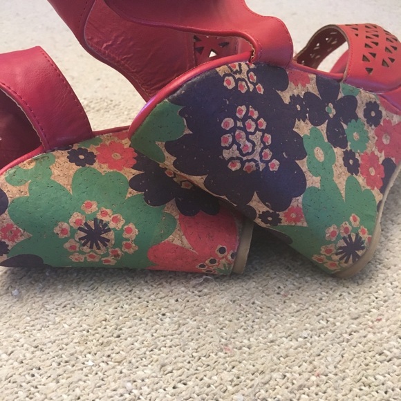 Red Floral Cork Wedged Heels - Picture 6 of 6